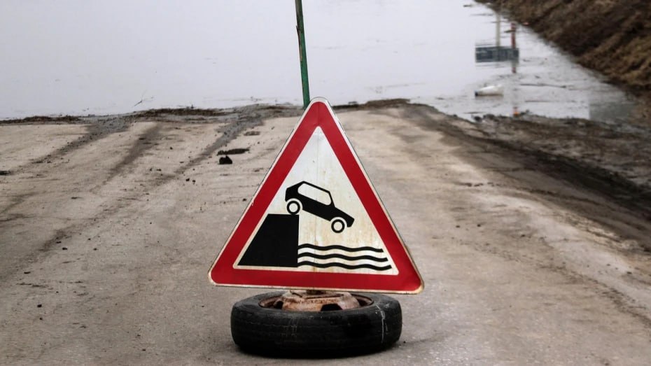 В Воронежской области затопило мост 59 приусадебных участков и 2 дома По данным МЧС 16 февраля к 14 00 зафиксировано затопление моста через реку Сухая Россошь между населенными пунктами Покровка и Суд Николаевка в Подгоренском районе Уровень воды выше полотна моста на 20 см В Ольховатском районе затопило 24 приусадебных участка в Подгоренском районе затоплен один дом и 8 участков в Россошанском районе один дом и 26 участков в Новоусманском районе затоплен 1 участок Мы в Мах