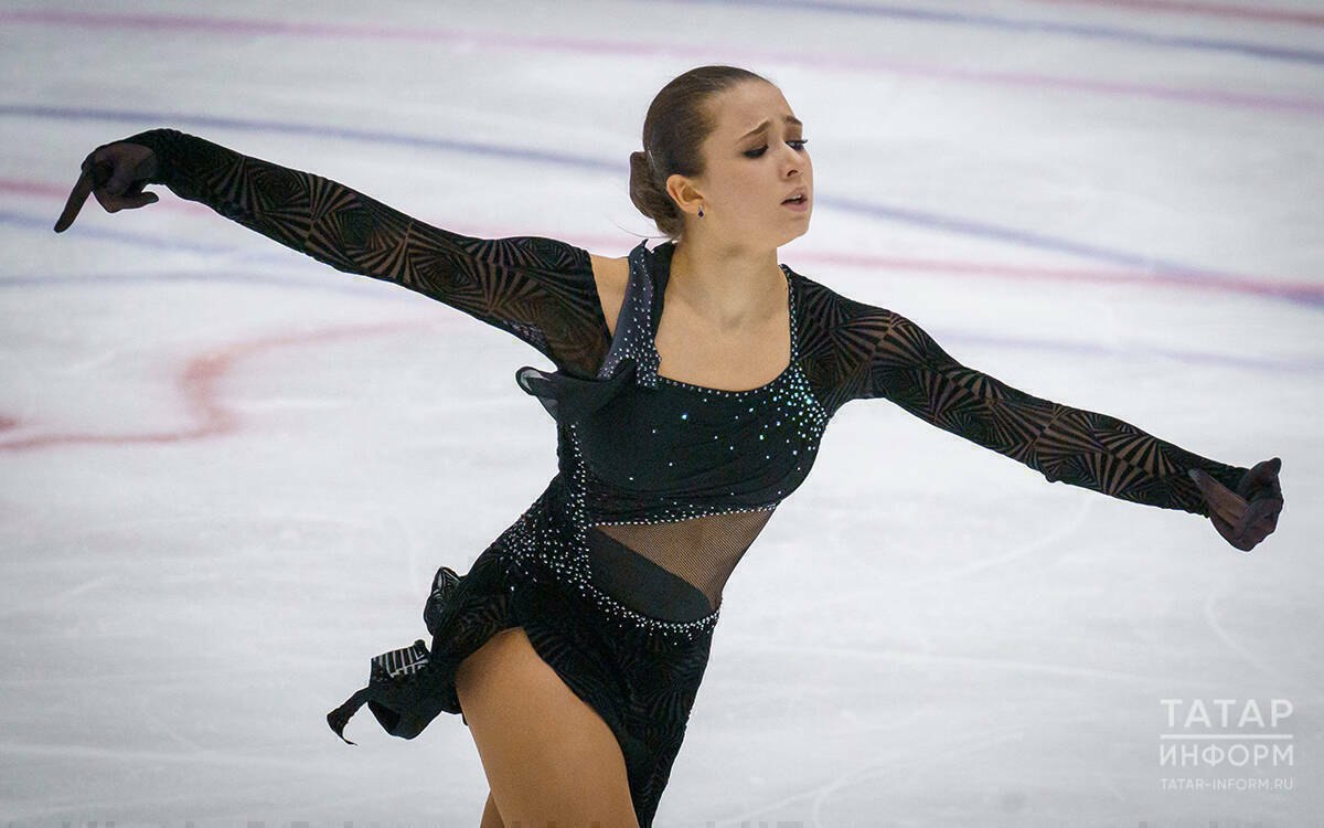 Валиева приступила к постановке новых программ с которыми вернется на лед в декабре Уроженка Казани Камила Валиева приступила к работе над новыми программами с которыми планирует вернуться в большой спорт Об этом сообщает РИА Новости Спорт со ссылкой на источник знакомый с ситуацией Напомним фигуристка была дисквалифицирована на четыре года Спортивным арбитражным судом CAS в конце января 2024 года за нарушение антидопинговых правил Срок дисквалификации стартовал с 25 декабря 2021 года Она получила право вернуться к официальным тренировкам с 25 октября 2025 года После 25 декабря 2025 года фигуристка сможет участвовать в соревнованиях Читать полностью