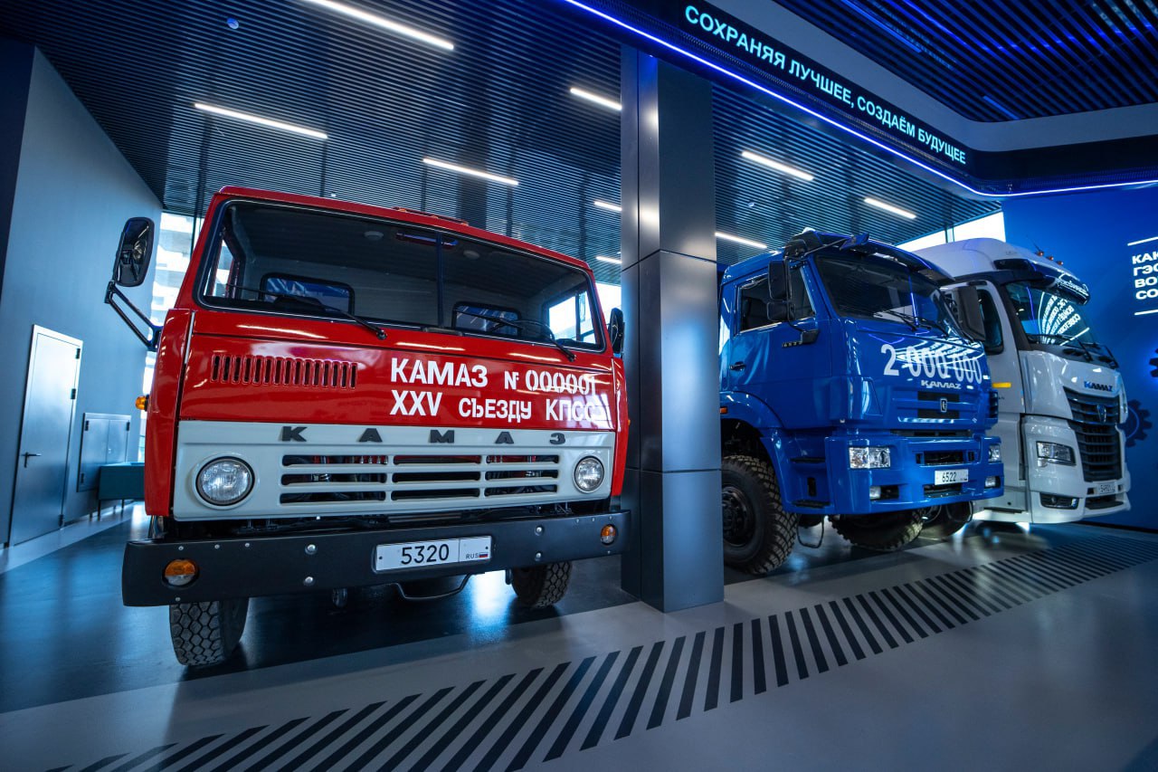 Ровно 50 лет назад 16 февраля 1976 года с главного конвейера КАМАЗа сошёл первый серийный грузовик бортовой КАМАЗ 5320