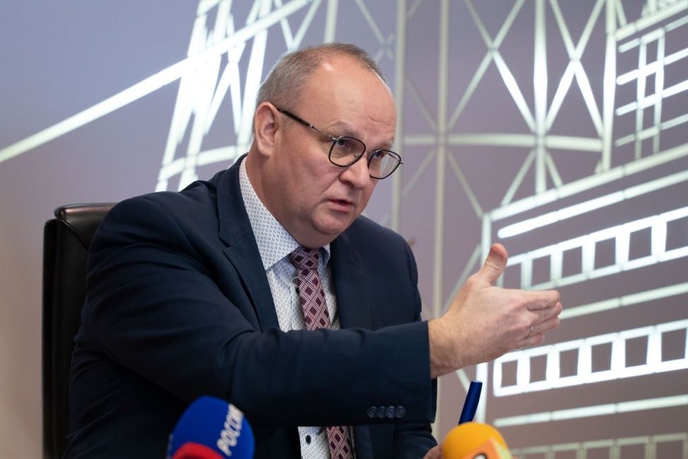 Вложения СГК в энергосистему Новосибирска 2025 году превысили 21 млрд рублей Программа 2025 года выполнена общие вложения в энергоснабжающий комплекс генерацию и тепловые сети составили 21 1 млрд рублей с приростом за год порядка 40 рассказал на пресс конференции генеральный директор АО СГК Новосибирск Дмитрий Перязев 9 5 млрд рублей энергокомпания направила на замену тепловых сетей строительство новых трубопроводов и цифровой онлайн контроль Это более трети объема всех вложений в энергосистемы городов присутствия СГК Вложения в технологическое и экологическое оборудование ТЭЦ по инвестпрограмме и в рамках ремонтной кампании составили 8 4 млрд рублей Еще свыше 3 млрд рублей вложения в замену турбин на ТЭЦ 3 по федеральной программе ДПМ О планах на 2026 год основное Новосибирская ТЭЦ 3 продолжит масштабное обновление замену двух турбин и начнет работу по строительству нового котлоагрегата и электрофильтра Всего учетом капитального и прогнозируемых объемов текущего ремонта энергокомпания планирует в 2026 году заменить более 61 км теплосетей что на уровне 2025 года Также продолжатся работа по обновлению инфраструктурных объектов насосных станций тепловых пунктов