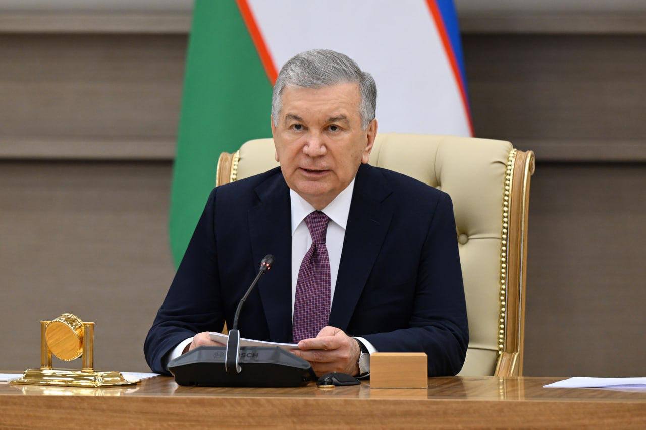 Президент Узбекистана Шавкат Мирзиёев утвердил новую структуру своей Администрации, сократив 284 должности и устранив дублирующие функции. Указ направлен на повышение эффективности госуправления и предусматривает пять приоритетных направлений: образование, бизнес-среда, судебная система, здравоохранение и водные ресурсы. Для координации реформ по этим направлениям введены посты заместителей руководителя Администрации. Также созданы новые должности советников по стратегическому развитию и внешней политике, а в структуре АП появятся департаменты по ИТ, креативной экономике, безопасности и другим направлениям. Агентство информации и массовых коммуникаций АИМК упразднено — на его базе создается Центр по производству национального контента. Подробности на сайте "Ферганы"