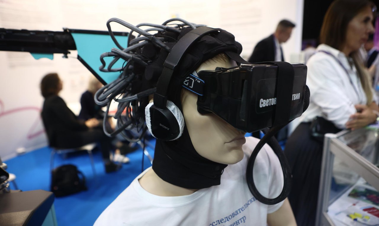 Кубок по картингу и ресторанный фестиваль пройдут на Технопроме-2025  Готовность к проведению XII Международного форума «Технопром» обсудили сегодня на оперативном совещании в правительстве региона. Форум пройдёт в Новосибирске с 27 по 30 августа. Как рассказала заместитель губернатора Ирина Мануйлова, своё согласие на участие дали 63 региона, более 20 вузов и научно-исследовательских институтов. Темой этого года стала «Наука, кадры, индустрия: ключевые составляющие технологического лидерства».  События форума охватят Экспоцентр, наукоград Кольцово, НГУ и НГТУ, Академпарк, а также площадку у кинотеатра «Победа». Традиционно состоится съезд педагогических работников. Гостей «Технопрома» бесплатно примут музеи нашего города.  На парковке рядом с Экспоцентром проведут Кубок по картингу. Там же обустроят выставку достижений науки и техники. Включили в программу и ресторанный фестиваль «ТехноВкус». Возле «Победы» с 29 по 31 августа пройдёт арт-фестиваль «Техноарт», хедлайнером которого станет известный музыкант из Новосибирска Александр Пушной.   По словам замгубернатора, особое внимание в этом году уделили доставке участников форума до Экспоцентра. Из центра Новосибирска и с площади Маркса можно будет быстро добраться на автобусах, удобно стыкующиеся с электричками автобусные рейсы запустят от станции Обь.