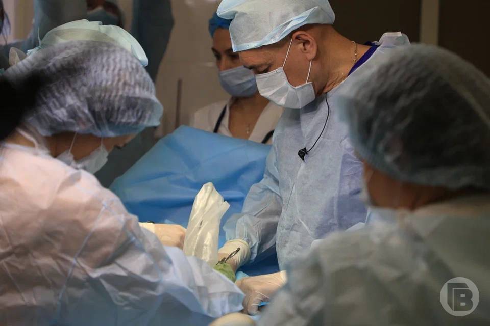 Разрыв с кровоизлиянием пациентку с сосудистой катастрофой спасли в Волгограде Нейрохирурги Волгоградской областной клинической больницы 1 провели экстренную операцию по спасению 19 летней девушки Ее состояние усложнялось разрывом с кровоизлиянием Операция требовалась немедленно Нейрохирурги успешно провели сложную операцию Угрожающие жизни факторы были устранены Сейчас состояние пациентки стабильное идет восстановление За здоровьем девушки продолжают следить врачи