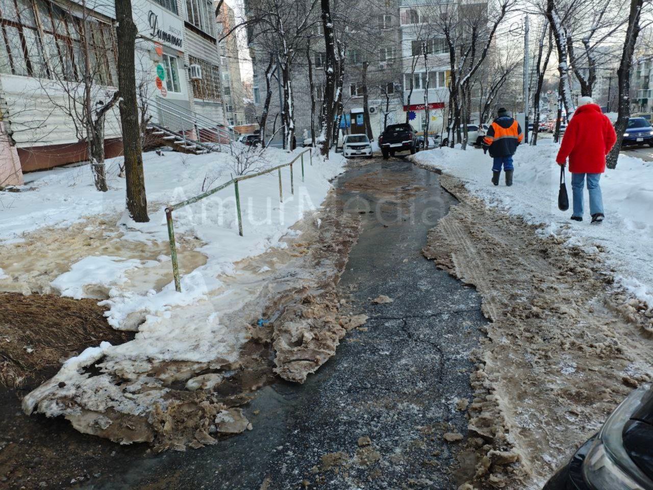 Последствия коммунальной аварии будут ликвидировать всю ночь  Аварийная бригада Водоканала оперативно устранила течь, в дальнейшем работы продолжатся ночью.     “Отключения потребителей от холодного водоснабжения не произошло. Ход ремонтных работ держу на личном контроле”, — сообщил мэр Хабаровска в своём Telegram-канале  18+ .    По словам одного из рабочих, находящегося на участке, под землёй труба лопнула, чтобы отремонтировать, ночью придётся вскрывать асфальт.    AmurMedia   Прислать новость