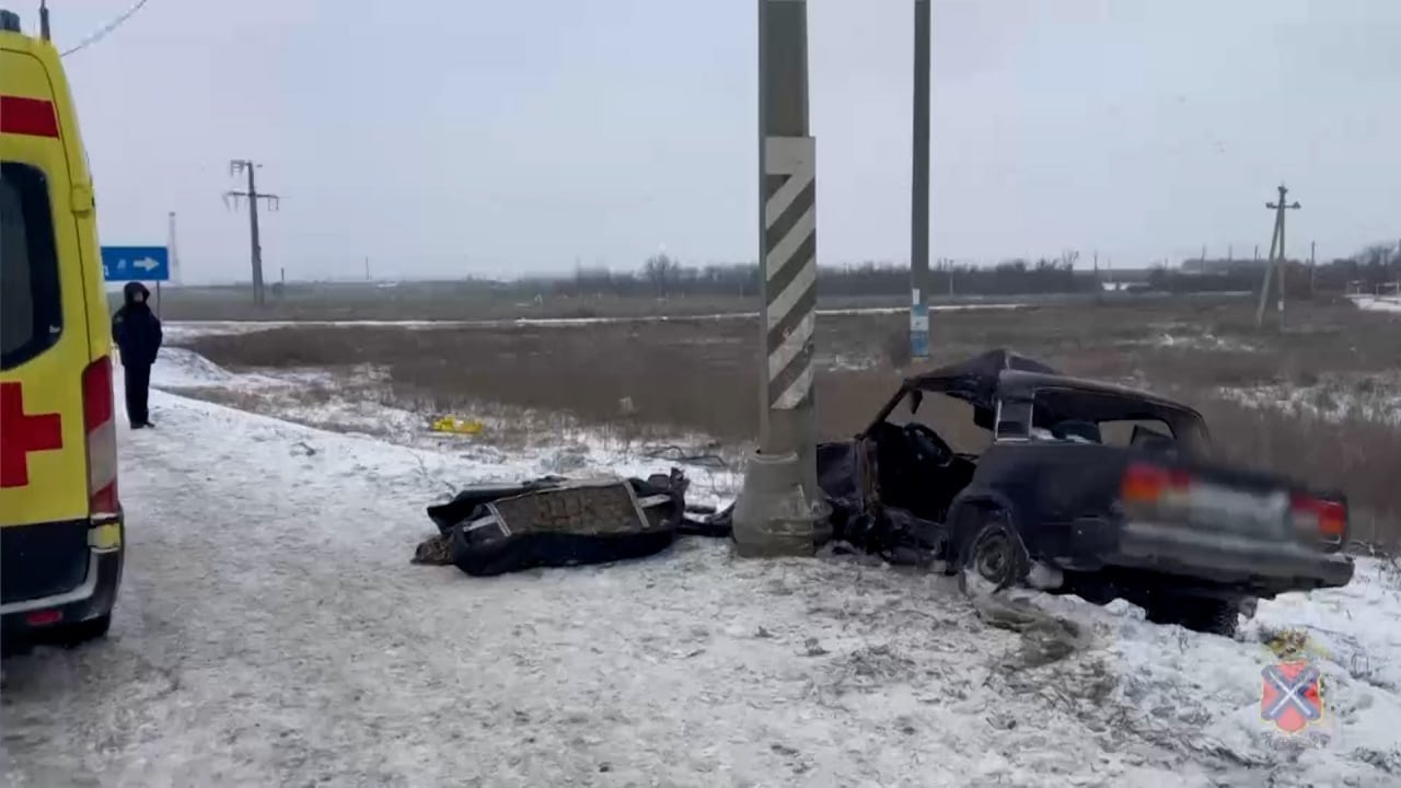 Смертельное ДТП случилось на трассе в Городищенском районе  Предварительно, авария произошла 23 февраля в 11:00 на 946 километре Р-22 «Каспий». Водитель ВАЗ-2107 не справилась с управлением и врезалась в световую опору.  От полученных травм женщина скончалась на месте. В больницу доставили ее 15-летнего пассажира.    Подписаться