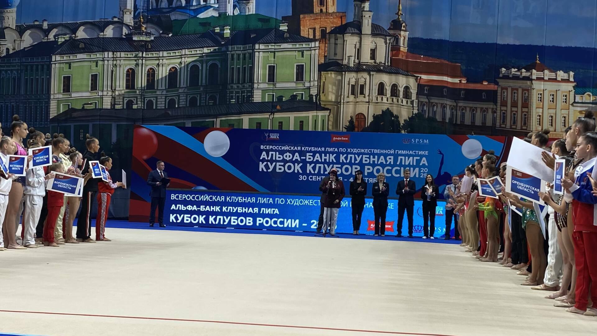 Ирина Винер вспомнила Универсиаду по художественной гимнастике в Казани Президент Всероссийской федерации по художественной гимнастике Ирина Винер открыла вступительным словом торжественную церемонию соревнований Клубной Лиги по художественной гимнастике в Казани Я счастлива присутствовать сегодня в этом прекрасном городе Казани где собрано огромное количество спортивных сооружений как ни в одном городе России И сегодня мы находимся в одном из них в Центре гимнастики Здесь когда то проходила всемирная Универсиада по художественной гимнастике куда приехали студенты со всего мира Наша страна конечно в тот год заняла самые высокие места в индивидуальных и групповых выступлениях Конечно это было непросто в такие моменты иногда нужно переступать через себя И я считаю это очень важно потому что все награды достаются непростым трудом Верьте в себя преодолевайте себя и знайте что за вами огромная страна Россия цитирует Винер корреспондент ТИ Спорта Читать полностью