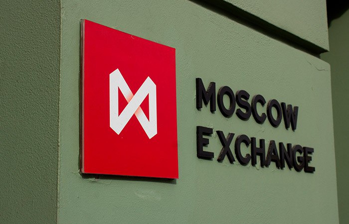 Мосбиржа сузит ценовые границы акций на утренних торгах до 10%  "Московская биржа" сузит диапазон ценовых границ в ходе утренней торговой сессии на фондовом рынке: для акций максимально допустимое изменение цены бумаги составит 10% от закрытия предыдущего дня, для ОФЗ - 5%, говорится в сообщении площадки.  Мосбиржа напомнила, что возобновит утренние торги на фондовом и срочном рынках 27 января. Утренняя сессия для акций будет проводиться с 7:00 до 9:50 мск, для ОФЗ - с 9:00 до 9:50 мск, на срочном рынке - с 9:00 до 10:00 мск.  На фондовом рынке в утренние часы инвесторы смогут совершать сделки с наиболее ликвидными акциями, в том числе из индекса МосБиржи, и ОФЗ. На срочном рынке будут доступны все инструменты, которые торгуются на основной сессии.