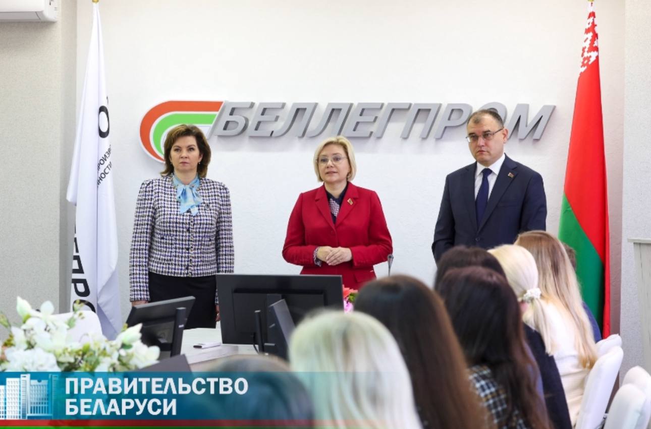 Виктор Каранкевич представил коллективу Беллегпрома нового руководителя Президент Беларуси Александр Лукашенко 13 октября дал согласие на назначение Надежды Лазаревич председателем концерна Беллегпром