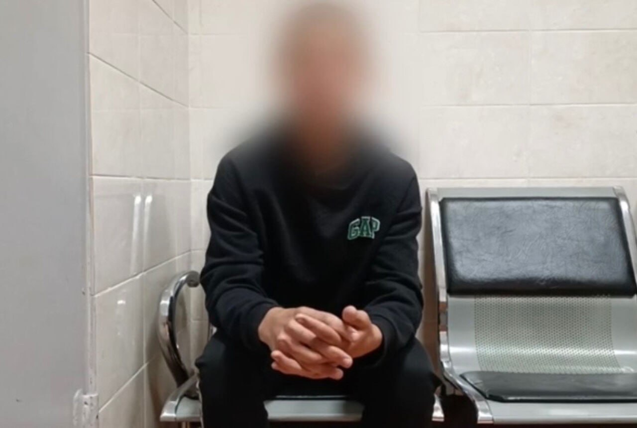 17 летнего кузбассовца обвиняют в госизмене и попытке поджога на железной дороге Западно Сибирская транспортная прокуратура утвердила обвинительное заключение по уголовному делу в отношении 17 летнего кузбассовца Юношу обвиняют по ч 3 ст 30 п в ч 2 ст 205 УК РФ покушение на совершение террористического акта и ст 275 УК РФ государственная измена По данным следствия в мае 2025 года он получил предложение из за рубежа через соцсеть За деньги ему поручили поджечь подвижной состав на железнодорожной станции Прокопьевск Западно Сибирской железной дороги Он на это согласился сообщает телеграм канал Западно Сибирской транспортной прокуратуры Получив необходимые координаты он попытался поджечь тепловоз или электровоз однако его действия были оперативно пресечены правоохранителями Уголовное дело направлено во 2 й Восточный окружной военный суд для рассмотрения Выявление и сопровождение материалов осуществляли сотрудники УФСБ России по Кемеровской области Кузбассу и ГУ МВД России по Кемеровской области Кузбассу     Подписаться на VSE42 Ru   Подписаться на нас в MAX