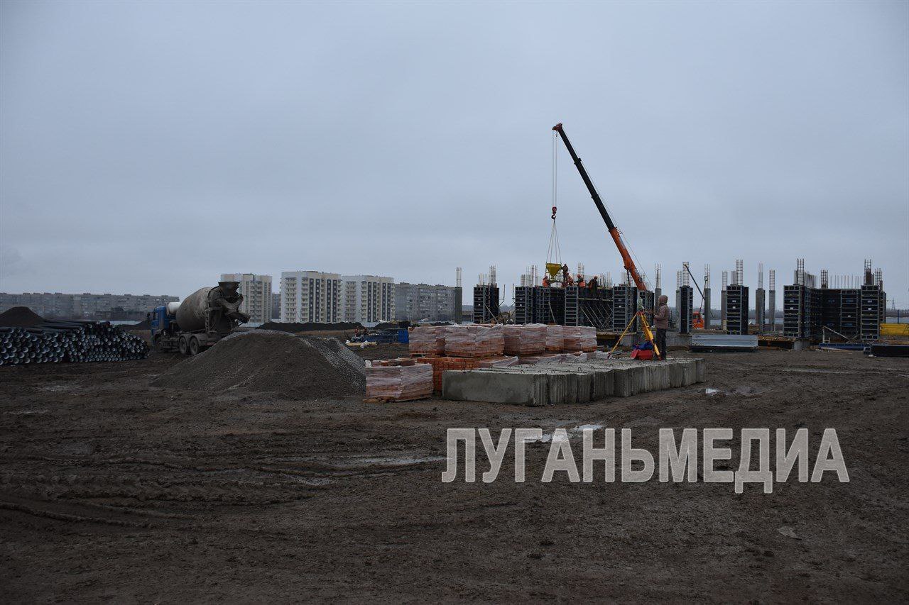 В Алчевске возводится первый современный жилой комплекс Проект строительства жилого комплекса Металлург реализует на свободном участке в 7 гектар местный застройщик участник свободной экономической зоны Строительство стартовало в ноябре На данном этапе произведены работы по обустройству стен подвала заливке монолитной плиты Сейчас строители заливают пилоны колонны монолитные стены и лестничные марши первого дома До 2028 года здесь появятся 8 четырехэтажных современных домов общей площадью свыше 20 тысяч квадратных метров и порядка 300 квартир Проект предусматривает в жилом комплексе также зеленые зоны отдыха детскую и спортивную площадки удобные парковки Оператор СЭЗ ППК ФРТ Фото Луганьмедиа