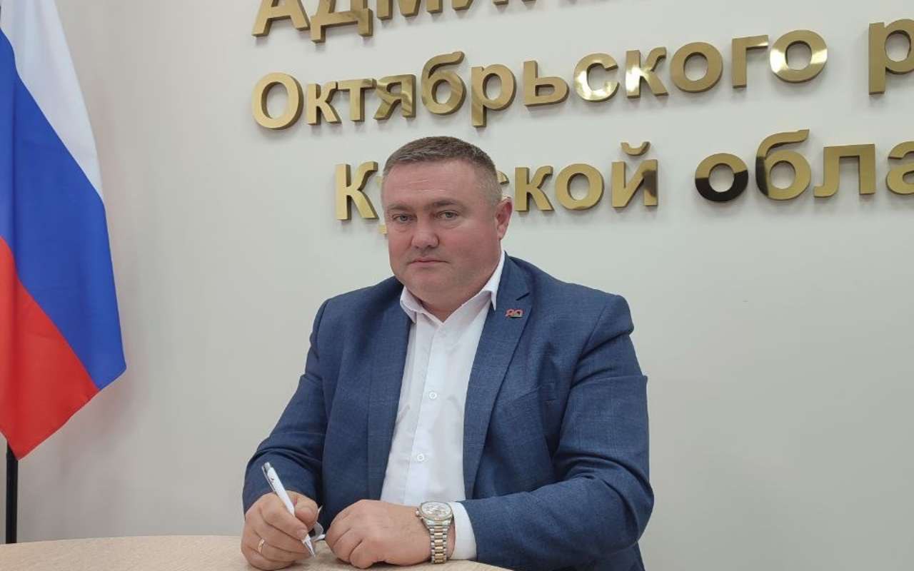 Глава района в Курской области отделался штрафом в 5 тысяч рублей за нарушение правил ГО Мировой судья участка № 2 Октябрьского района признал главу администрации Олега Быковского виновным в административном правонарушении, предусмотренном ч. 1 ст. 20.7 КоАП РФ, и назначил ему штраф в размере 5 тысяч рублей. Об этом сообщили в суде. Основанием для привлечения к ответственности стали результаты внеплановой проверки, проведённой отделом управления надзорной деятельности и профилактической работы Главного управления МЧС России по Курской области. Проверка установила, что администрация района во главе с Быковским не ведёт реестр защитных сооружений гражданской обороны, расположенных на территории Октябрьского района, что противоречит требованиям порядка создания и эксплуатации таких объектов. Нарушение было квалифицировано как несоблюдение правил эксплуатации защитных сооружений ГО.Постановление суда не было обжаловано и вступило в законную силу. После этого глава района стал отчитываться за проведение мероприятий по обеспечению безопасности. Например, 20 мая он рассказал, что в администрации Октябрьского района прошло заседание комиссии, где обсуждались меры по улучшению ситуации в сфере защиты жизни и здоровья жителей.