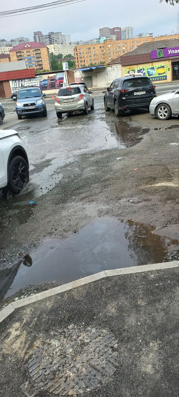 Зловонная река на Жигура во Владивостоке Жители Владивостока жалуются на то, что на улице Жигура, от дома №16 и ниже по главной дороге, двое суток льётся «водопад», который разлился в настоящую «речку-г ». Люди сообщают о смраде на весь район и глубоких ямах на дороге, глубина которых не видна под потоком воды. Отмечается, что на улице Жигура сейчас ведутся ремонтные работы, и эта «река» смывает новое покрытие и добивает старое. Жители возмущены отсутствием реакции со стороны городских служб и спрашивают, где находятся ливнёвки. Присылайте ваши фото и видео в наш телеграмм бот