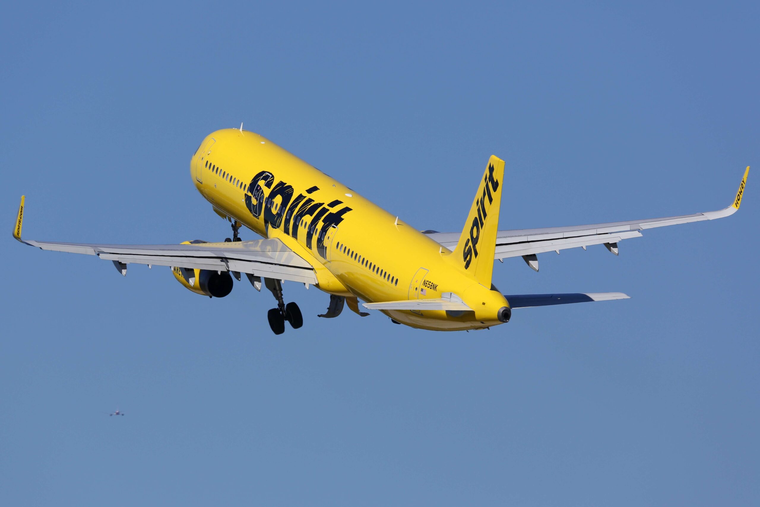 Spirit Airlines вновь объявила о намерении пройти процедуру банкротства начав реструктуризацию в соответствии с Главой 11 Spirit Aviation Holdings управляющая компания Spirit Airlines вновь начинает реструктуризацию в рамках главы 11 после недавнего выхода из банкротства Этот шаг направлен на укрепление финансовой устойчивости и сохранение позиции на рынке ультралоукост перевозок Авиационная индустрия остаётся под давлением и это не первый раз когда Spirit Airlines сталкивается с финансовыми трудностями В 2024 году компания уже прошла через подобную процедуру конвертировав долг в акционерный капитал и привлекая инвестиции Однако экономическая нестабильность и изменение предпочтений пассажиров после пандемии усложнили выполнение намеченных планов Несмотря на финансовые трудности авиакомпания продолжает выполнять рейсы по расписанию сохраняя возможность бронирования билетов и программ лояльности Однако с 1 ноября 2025 года 270 пилотов отправятся в неоплачиваемый отпуск а 140 командиров будут понижены до вторых пилотов Эти меры направлены на сокращение расходов Реструктуризация предоставляет Spirit Airlines шанс пересмотреть свои долговые обязательства и разработать более устойчивую бизнес модель Учитывая неудачные попытки объединения с Frontier Airlines и текущую рыночную нестабильность компания должна адаптироваться к изменяющимся условиям и интересам пассажиров чтобы оставаться конкурентоспособной Успех этого процесса зависит от способности компании эффективно использовать ресурсы улучшая операционную эффективность и качество обслуживания Читать подробнее SkyMoments Всё про Авиацию