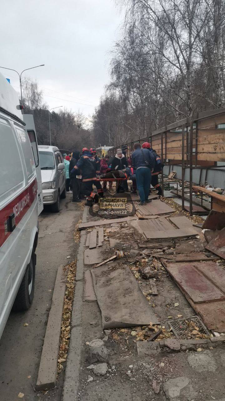 Барнаул 1 Из за сильного ветра в Барнауле на Панфиловцев опрокинуло киоски Как сообщает Инцдент Барнаул пострадала женщина Подписаться Прислать новость