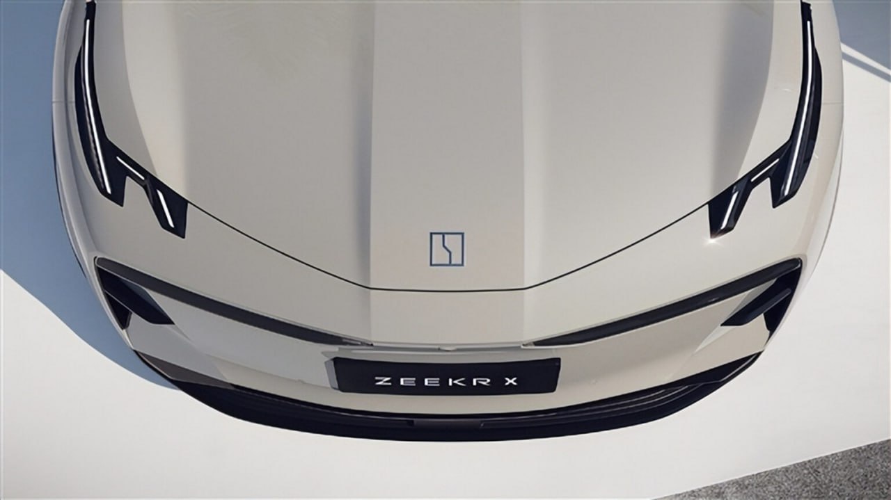 Скандал вокруг Zeekr — компания продавала подержанные автомобили под видом новых Китайское издание China Security Post сообщило, что клиенты Zeekr получали автомобили с заводских складов, которые уже были зарегистрированы и застрахованы, хотя заказывали новые экземпляры с пробегом 0 км. Конечно, об истории таких автомобилей покупателей никто не предупреждал. Так, один клиент из Гуйчжоу заявил, что ему показали автомобиль 2025 года выпуска, но доставили машину 2024 года. Другой клиент из Чунцина пожаловался, что продавец странно объяснил историю страхования автомобиля: сначала он сказал, что это непроданная экспортная модель, а затем в качестве оправдания предложил бесплатную страховку. А некоторые клиенты вообще утверждают, что во время покупки их просили перевести деньги на сторонние счета, не связанные с Zeekr. Сообщения о странных действиях по времени пересекаются с аномальным ростом продаж Zeekr в декабре 2024 года. Данные Китайской ассоциации легковых автомобилей показывают, что в том месяце продажи автомобилей компании в Шэньчжэне и Сямыне резко возросли и составили более 86 % и 90 % от местных продаж соответственно. Прислать новость Наши чаты #evНовости
