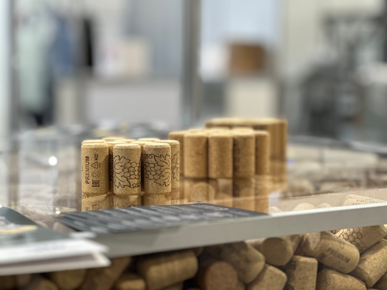 Потребление алкоголя в Чеченской республике сократилось на 157 на человека По данным Минздрава России в январе 2026 года этот показатель составил 0 07 литров этанола на человека что на 0 11 литров меньше января 2025 года Регион показал наибольшее снижение в процентном выражении В то же время отмечается рост потребления алкоголя в Ингушетии до 0 63 литров 14 5 в Северной Осетии до 4 47 литров 10