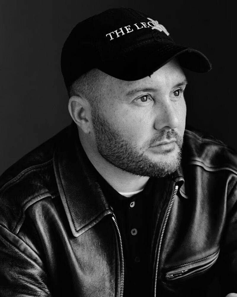 Ким Джонс назначен креативным директором Areal Это новый бренд стиль которого будет сфокусирован на урбанизме Владелец бренда китайский гигант Bosideng Ранее Ким Джонс работал с женской линией Fendi и мужской линией Dior Теперь Джонс отправляется в Китай Комментарий дизайнера по поводу назначения такой Я подумал будет интересно поработать с брендом который станет для многих неожиданностью