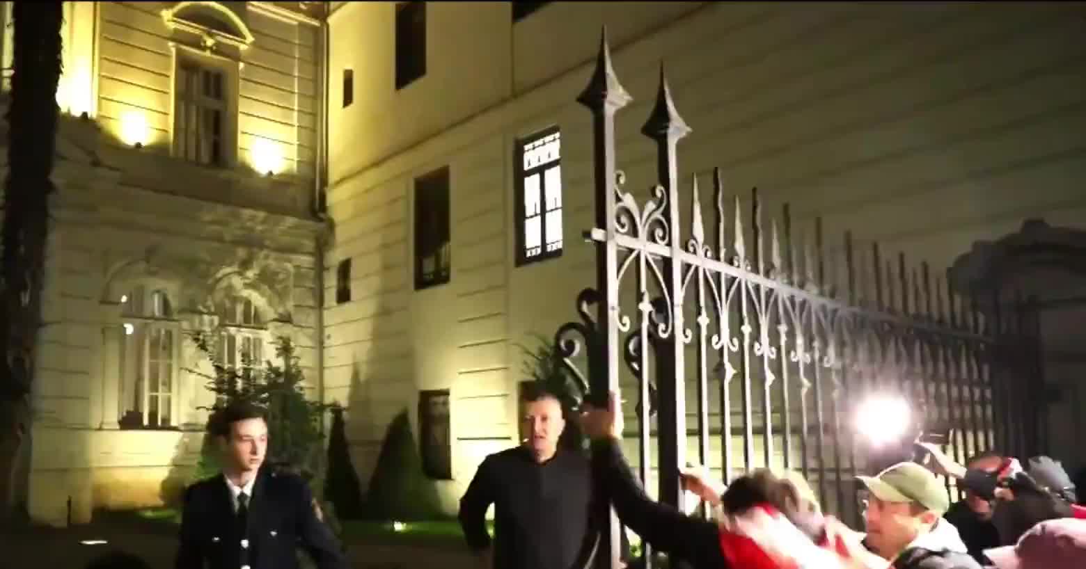 Протестующие направляются к президентскому дворцу Орбелиани в Грузии