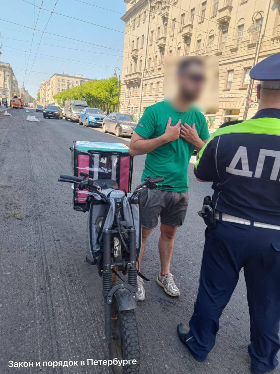 C 15 июля в силу вступили новые требования к внешнему виду курьеров — теперь им необходимо размещать на одежде, транспортном средстве и сумке идентификационные номера, иметь опрятный вид и светоотражающие элементы. По данным Комитета по законности, за нарушения этих обязательств составлено уже 30 протоколов. А с момента вступления в силу ограничений для передвижения на СИМ в центре города было зафиксировано 75 нарушений.