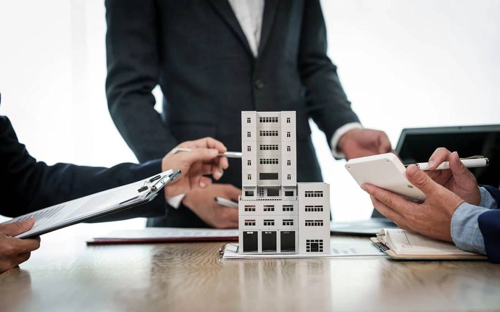 Дом РФ рассказал что будет с ценами на жилье при ипотеке под 10 В 2027 году ставка по рыночной ипотеке может опуститься до 10 и ниже что приведёт к кратному росту спроса и скачку цен на жильё на 10 15 вдвое выше ожидаемой инфляции прогнозирует глава аналитического центра Дом РФ Михаил Гольдберг Если инфляция ожидается на уровне 4 5 то цены на жилье могут вырасти на уровне 10 15 И это приведет к тому что доступность жилья и показатели нацпроектов мы все время это обсуждаем с Минстроем могут оказаться под угрозой именно доступность указал Гольдберг в ходе пресс конференции в ТАСС отметив что в такой ситуации важны меры поддержки наращивания предложения особенно в небольших регионах ипотека Фото R Photography Background Shutterstock FOTODOM Читать РБК Недвижимость в Telegram