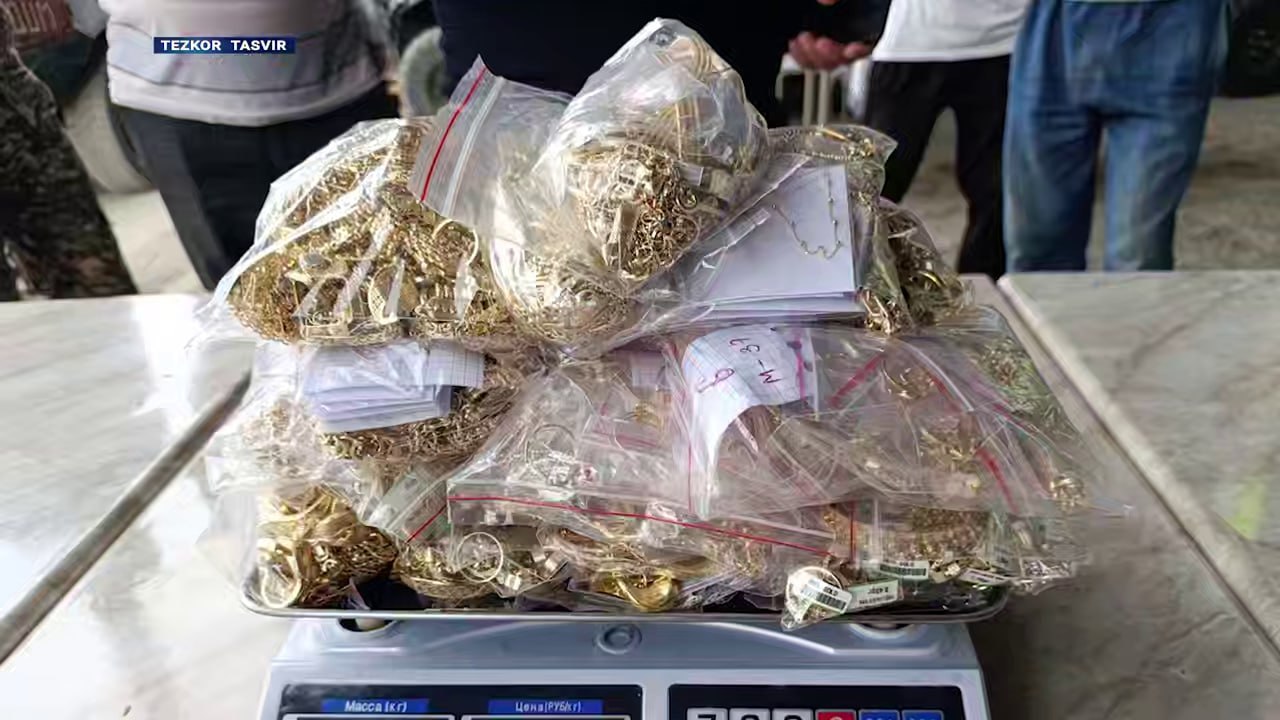 В Узбекистане пресекли незаконный оборот ювелирных изделий на 20 млрд сумов В Ферганской области задержали двоих жителей у которых изъяли 19 кг 119 г золотых украшений Их незаконно ввезли из Кыргызстана Ювелирные изделия направили на экспертизу Сейчас решается вопрос о возбуждении уголовного дела