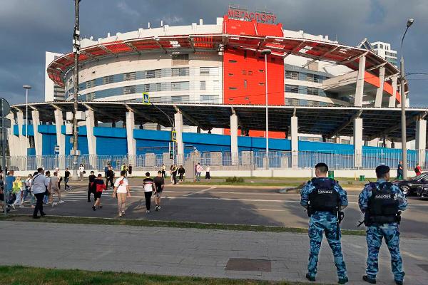 Сотрудники Главного управления Росгвардии по г. Москве и военнослужащие соединения по охране общественного порядка Центрального округа войск национальной гвардии совместно с коллегами из МВД обеспечили правопорядок во время подготовки и проведения баскетбольного матча между московским ЦСКА и петербургским «Зенитом». Специалисты инженерно-технических групп ОМОН «Авангард» тщательно обследовали трибуны спортивной арены и прилегающую к зданию территорию на предмет обнаружения взрывоопасных предметов. Также было оказано содействие службе безопасности стадиона в осуществлении пропускного режима и досмотровых мероприятий. Экипажи вневедомственной охраны патрулировали территорию вокруг спортивного объекта. Игру, закончившуюся счетом 96:73 в пользу столичного ЦСКА, посетило около 10 тысяч болельщиков. Нарушений общественного порядка не допущено. 77.rosguard.gov.ru #Росгвардия
