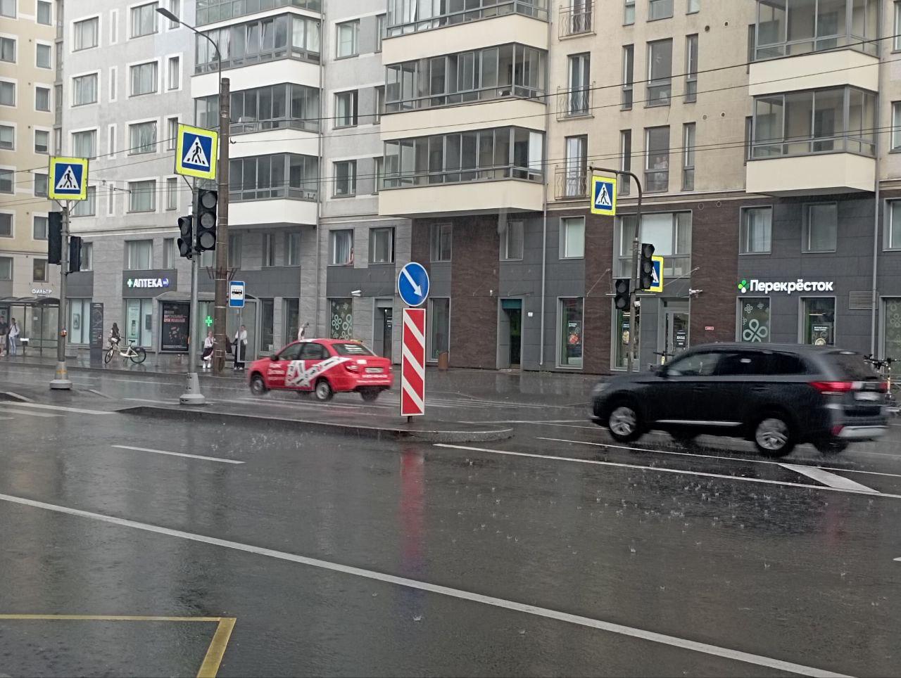 В центре Петербурга ливень нарушил движение транспорта и обесточил светофоры  Жара в Петербурге сменилась дождём: 31 июля сильный ливень обрушился сразу на несколько районов города, включая центр. Об этом сообщает корреспондент "ДП".  Из-за непогоды движение транспорта в центре оказалось затруднено, часть светофоров перестала работать.    "ДП"