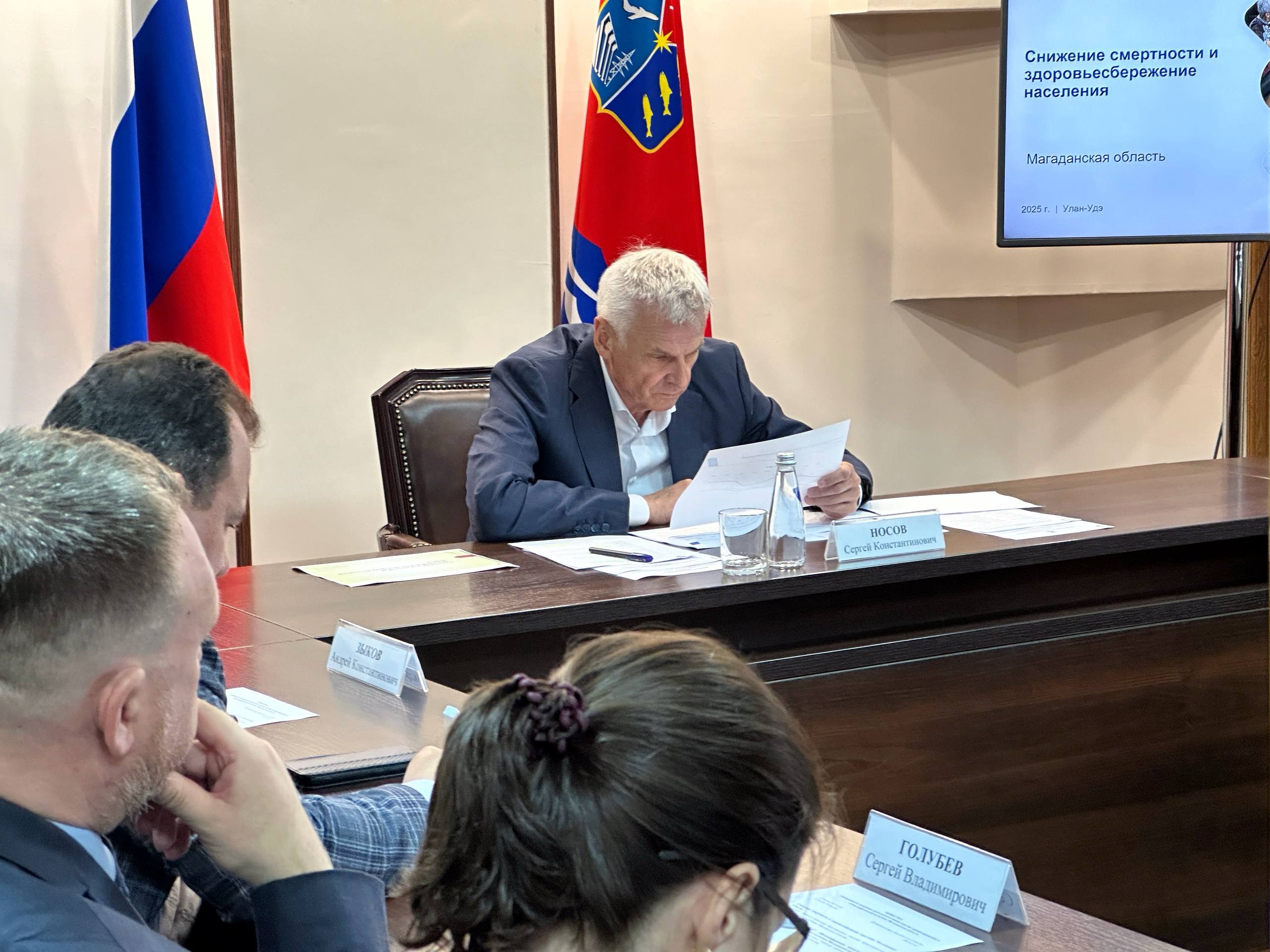 Одна из приоритетных задач регионального минздрава — снижение смертности. Анализ показывает: в числе основных причин — внешние факторы. Это ДТП, злоупотребление алкоголем и его последствия. Поручил подготовить комплексную программу, направленную на сбережение населения и профилактику таких рисков. Обсудили и вопросы лекарственного обеспечения. С прошлого года в пилотном режиме уже действуют аптечные пункты при поселковых медучреждениях — люди оценили это положительно. Теперь расширяем практику на Магадан. В поликлиниках разных микрорайонов города откроются филиалы государственной аптеки. Это не только удобно, но и функционально — сразу можно будет оформить заявку на изготовление рецептурных препаратов. Их произведут и доставят в тот аптечный пункт, где был сделан заказ.