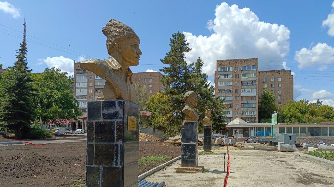 В Луганске появится каскадный фонтан с подсветкой в виде триколора. Московские специалисты ко Дню города завершат реконструкцию луганских скверов Славы героев гражданской войны и Борцов Революции. Об этом с места проведения реконструкции передает корреспондент ЛИЦ. Работы начались в марте этого года. Начальник службы сопровождения специального инфраструктурного проекта «Мосводоканал» Александр Матузов сообщил, что на данный момент строители заканчивают замену асфальтового покрытия на территории сквера Славы героев гражданской войны. «В настоящее время выполнена дорожно-тропиночная сеть. В стадии завершения у нас асфальтовое покрытие. Идет капитальный ремонт фонтана, который начнет работать совсем скоро. После него будет детская площадка и летний кинотеатр, который будет местом притяжения горожан. Мы также обновим Аллею Славы: планируется установить еще дополнительно десять бюстов ветеранов СВО», — сообщил представитель застройщика. Он также рассказал, что в сквере Борцов Революции появится каскадный фонтан с подсветкой в виде триколора, танки времен Первой мировой войны остаются на месте.