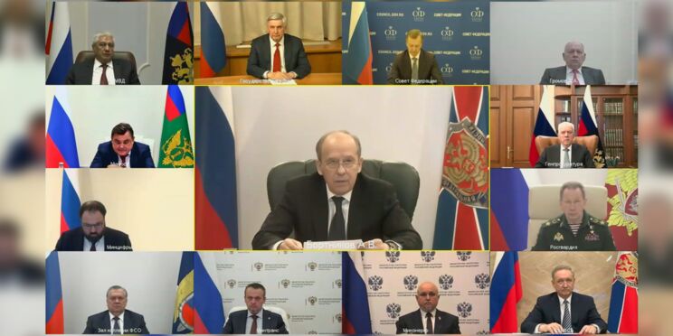 НАК На Северном Кавказе уровень террористических угроз по прежнему остается высоким Высокий уровень террористических угроз в регионах Северного Кавказа отметили участники совместного заседания Национального антитеррористического комитета и Федерального оперативного штаба которое провел директор ФСБ России Александр Бортников На Северном Кавказе где уровень террористических угроз по прежнему остается высоким в ходе пяти контртеррористических операций 164 боевых и иных специальных мероприятий пресечена деятельность 332 боевиков и их пособников отмечается в сообщении НАК по итогам заседания Бортников отметил что в текущем году в России существенно увеличилось количество террористических посягательств украинских спецслужб и неонацистских вооружённых формирований преимущественно с применением беспилотных систем на объекты транспортного и топливно энергетического комплексов Южная служба новостей