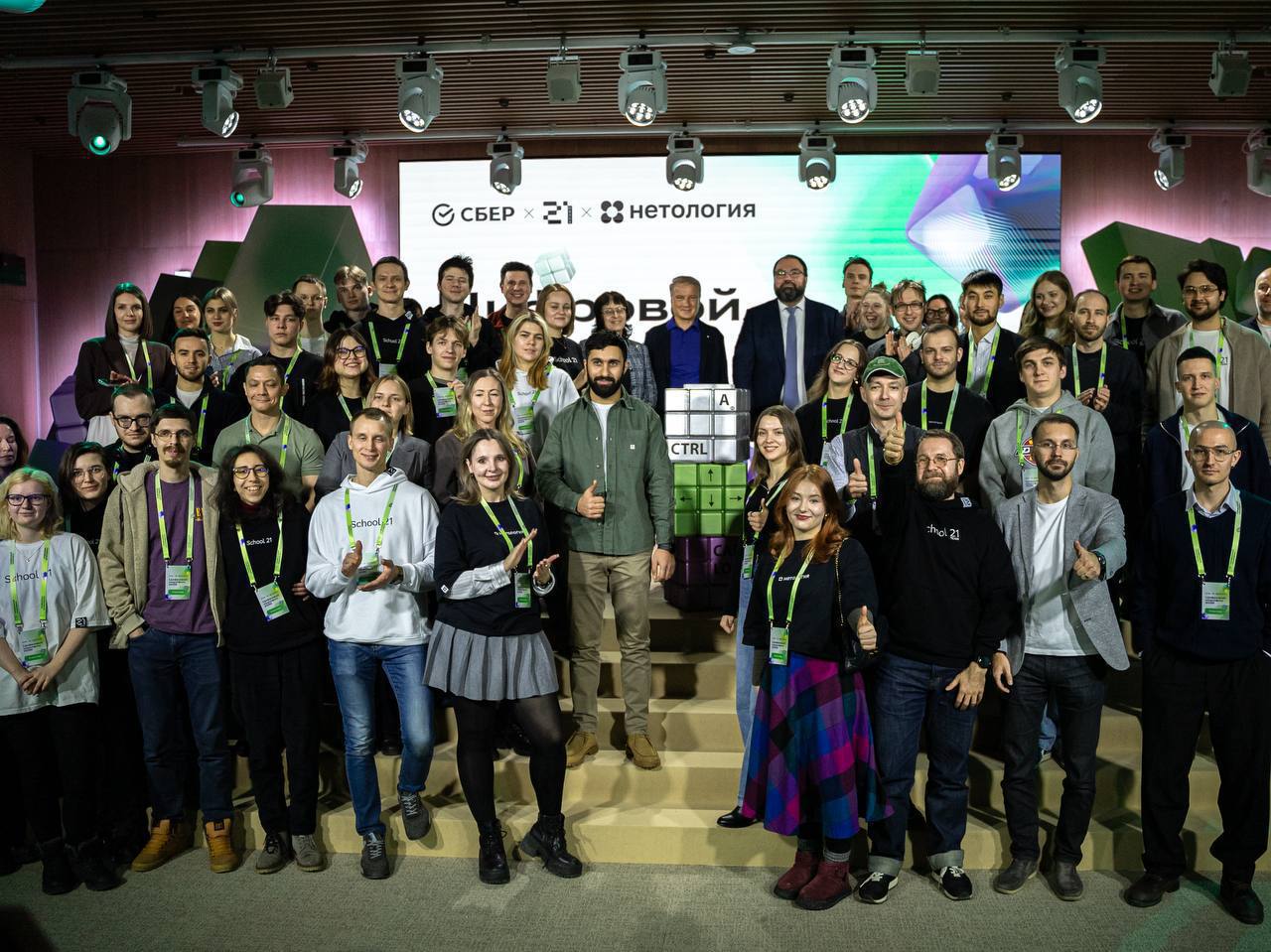 Студенты смогут максимально прокачать свои айти скиллы бесплатно Знания решил раздать Сбер в честь грядущего Дня студента Проект называется Цифровой марафон в рамках которого молодёжь старше 18 лет сможет прокачаться в программировании алгоритмах и даже в области ИИ В этом году для конкурса Сбер впервые создал виртуальное пространство в котором участники смогут проходить квесты и выполнять задания помимо офлайн Полученные скиллы участникам нужно будет показать на практике а самый крутой участник в категории Эксперт доказавший знания делом получит приз в 1 миллион рублей на этот миллион как раз можно будет обновить оперативку