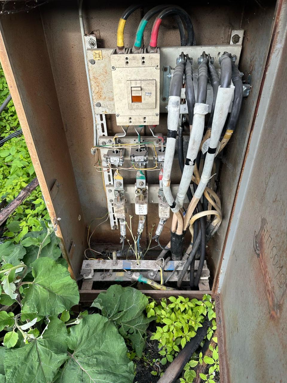 В промзоне Петербурга прикрыли незаконный майнинг. Энергетики потеряли около 10 миллионов Как сообщает 30 июня петербургский Главк, незаконная добыча криптовалюты была организована в ангаре в промзоне на Митрофаньевском шоссе. В помещении площадью несколько сот квадратных метров размещались десятки единиц вычислительной техники. Электроэнергию ферма получала незаконно от соседней подстанции. От него работало не только оборудование, но и система вентиляции. По предварительным данным, электросетевой компании нанесен ущерб в размере почти 10 миллионов рублей. На момент визита полиции персонал майнинговой фермы отсутствовал. Всё обнаруженное оборудование изъято и помещено на специализированный склад. Возбуждено уголовное дело. ГУ МВД по Петербургу и Ленобласти