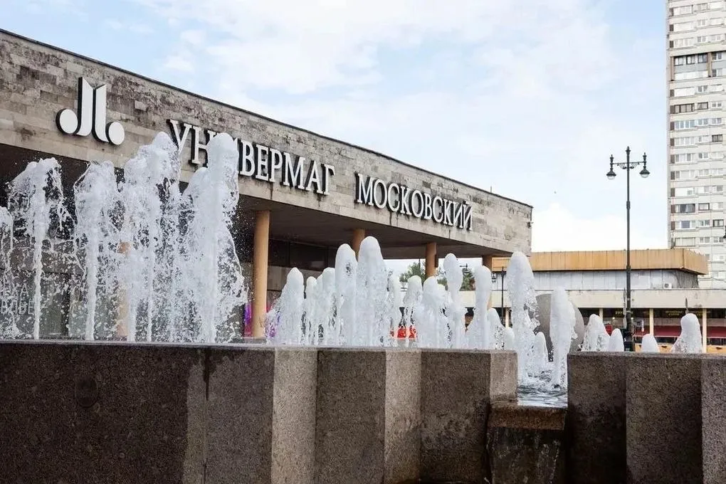 В Петербурге официально стартовал сезон фонтанов Несмотря на ночной минус за окном этим утром в Петербурге появился еще один символ весны официально стартовал сезон фонтанов Первой вода на солнце заискрилась в Приморском парке Победы а далее в небо взлетели струи 96 водных объектов В последние годы в городе удалось вернуть к жизни более 60 фонтанов которые молчали долгие годы Все оборудование перед стартом проходит проверку и полностью исправно А специалисты год за годом напоминают что есть традиции и символы а есть то что вредит фонтанам Поэтому не надо бросать туда монетки Одна маленькая монета может стоить дорогого ремонта Специального фонтанного бухгалтера конечно нет но рубли и червонцы достают периодически Точная сумма с одного фонтана вилами по воде писано но на вопрос сколько именно отвечают в шутку