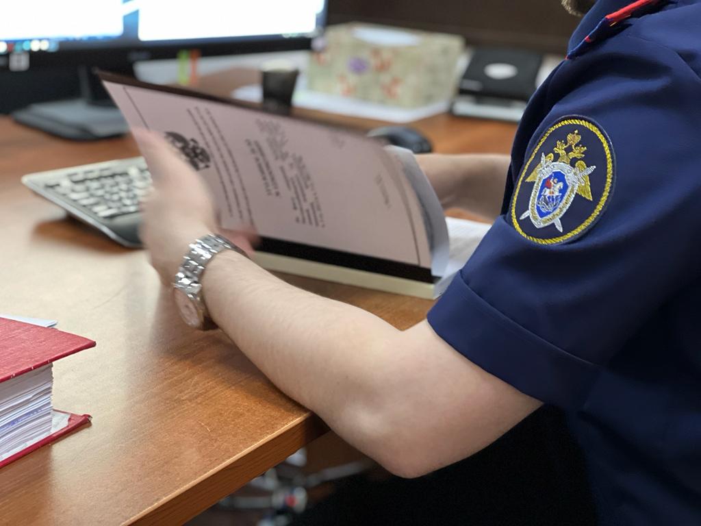В Республике Дагестан руководитель коммерческой организации подозревается в невыплате заработной платы Кизилюртовским межрайонным следственным отделом следственного управления Следственного комитета Российской Федерации по Республике Дагестан возбуждено уголовное дело в отношении генерального директора ООО «Севкавдорстрой» по признакам преступления, предусмотренного ч. 2 ст. 145.1 УК РФ полная невыплата заработной платы свыше двух месяцев . По версии следствия, с июня 2022 по настоящее время, подозреваемый, достоверно зная о наличии задолженности по заработной плате, имея реальную возможность её выплаты, умышленно, исходя из иной личной заинтересованности, в нарушение требований трудового законодательства, не выплатил заработную плату работникам на общую сумму свыше 1,2 млн рублей. В настоящее время следователи изучают необходимую финансовую документацию, а также проводят иные процессуальные действия, направленные на сбор доказательственной базы. Для определения точной суммы невыплаты заработной платы будет проведена судебно-бухгалтерская экспертиза. Следствие предпримет исчерпывающие меры для восстановления нарушенных трудовых прав работников предприятия.