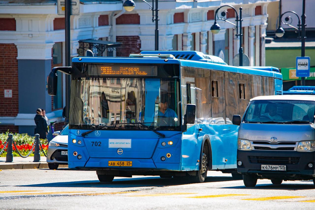 Количество новых автобусов увеличится во Владивостоке в следующем году Еще 40 автобусов приобретут для муниципального транспортного предприятия Владивостока Об этом стало известно во время программы Прямой разговор с губернатором Приморского края Олегом Кожемяко Кроме того для привлечения новых водителей администрацией Владивостока принято решение об увеличении заработных плат Сейчас средняя заработная плата на муниципальном предприятии ВПОПАТ 1 составляет 140 150 тысяч рублей ТранспортВладивостока