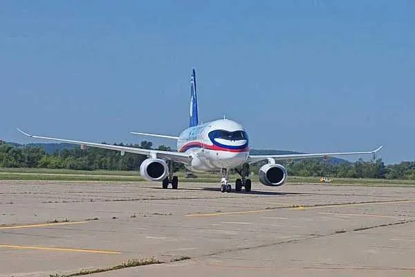 Минпромторг РФ направит до 4 5 млрд рублей на продление ресурса Superjet 100 Минпромторг РФ ищет исполнителя работ по расширению назначенного ресурса повышению надежности поддержанию налета и сохранению летной годности самолетов Superjet 100 Соответствующий конкурс объявлен в конце апреля на сайте госзакупок Об этом сообщает Интерфакс Итогом работы должно стать увеличение ресурса Superjet 100 с текущих 10 15 тыс полетов до 15 20 тыс в зависимости от модели самолета Допустимый налет в часах на одно воздушное судно должен вырасти с 15 25 тыс часов до 25 40 тыс Срок эксплуатации планируется продлить с 15 до 20 лет сказано в материалах закупки При этом проектный ресурс самолетов семейства составляет 54 тыс полетов 70 тыс летных часов и 25 лет эксплуатации отмечается в материалах Максимальная цена контракта 4 5 млрд руб Все работы по нему требуется выполнить до 20 декабря 2028 года aviaru net n295321 Оставайся в информационном потоке подпишись на наш канал в MAX
