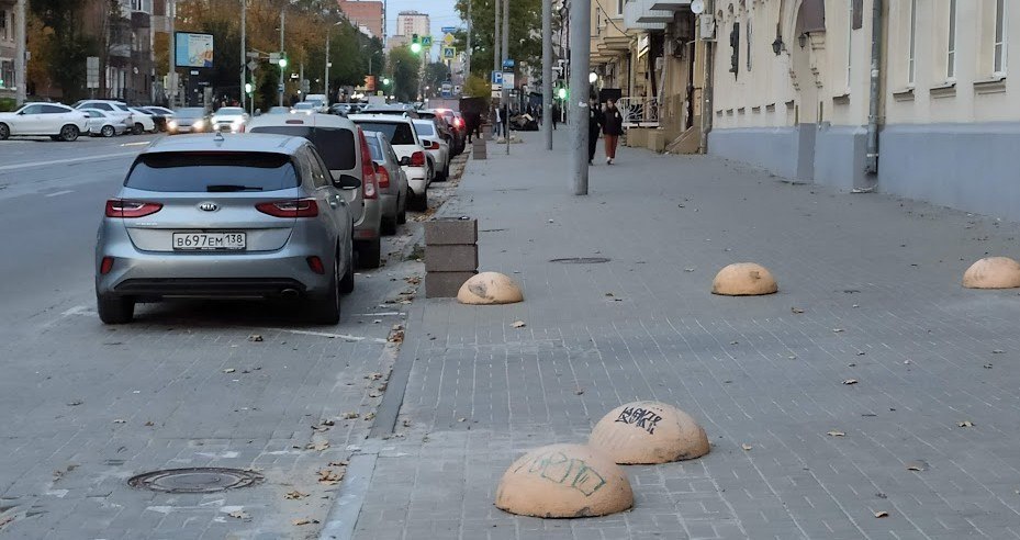 Парковка в Ростове подорожает вдвое - власти ждут принятия документа, который позволит это сделать. Платные парковки в Ростове стоят 35 рублей за час с 2016 года - со дня своего существования. Сейчас, заявил глава департамента автодорог Денис Водопьянов, это самый низкий тариф в РФ. И из-за этого тарифа штрафы за неоплату парковки в Ростове оказались более выгодными, чем месячный абонемент. Всё изменится, когда будет принята новая методология расчёта стоимости платных парковок - этот документ ждут от минтранса. А вместе с ним - и новый тариф. Предложи нам новость
