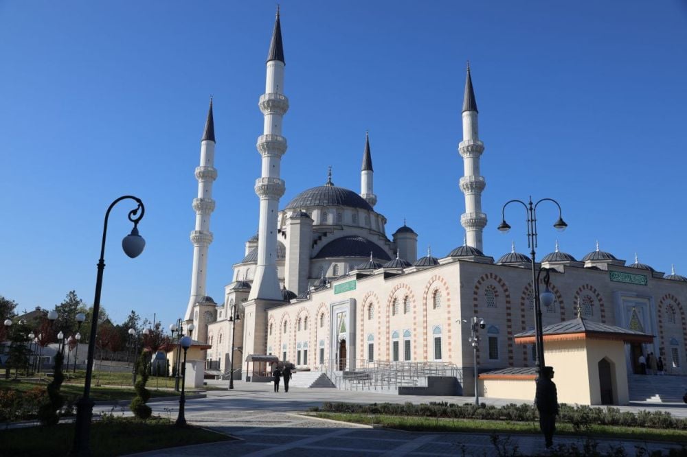 В марте в Соборной мечети Крыма начнут проводить экскурсии ⁠ Величественный архитектурный ансамбль Соборной мечети Крыма – одна из визитных карточек республики, достояние всех крымчан, всех россиян. Как и Александро-Невский кафедральный собор, главная мечеть Крыма построена под патронатом Президента Владимира Владимировича Путина. Это дань уважения традициям всех конфессий, всех национальностей, проживающих в Крыму. Написал в своем Телеграм-канале Глава Крыма Сергей Акс?нов.  По его словам, сегодня комплекс Соборной мечети – не только религиозный объект, но и один из культурных центров региона. В марте здесь начнут проводить экскурсии для всех желающих.  Глава Крыма уверен, что посещение мечети будет интересно как туристам, приезжающим в Крым, так и самим крымчанам.  "Благодар...  Подробнее>>>