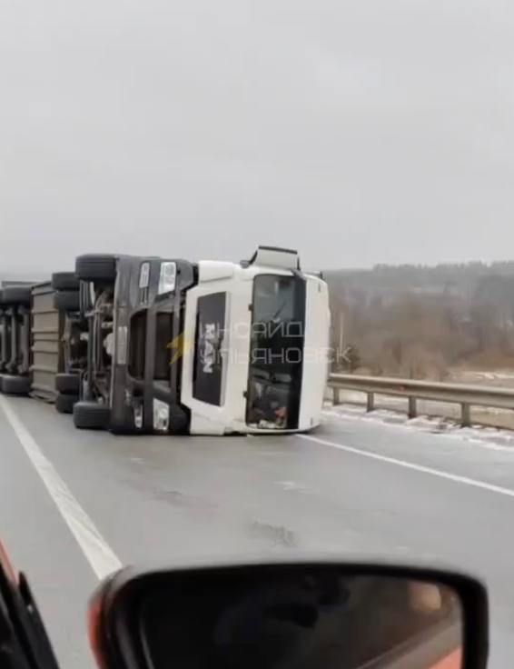 В Николаевском районе на трассе опрокинулась фура   Прислать новость