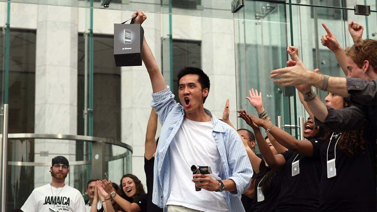 18 лет первому iPhone: Революция началась    29 июня 2007 года Стив Джобс представил первый iPhone, который изменил мобильную индустрию. Apple мечтала о 1% рынка, но создала устройство, определившее развитие смартфонов на годы. Сенсорный экран, интуитивный интерфейс и App Store задали стандарты, которым следуют до сих пор.    Сегодня iPhone 17 Pro обещает новый дизайн с горизонтальным блоком камер и смещённым логотипом.   Техничка
