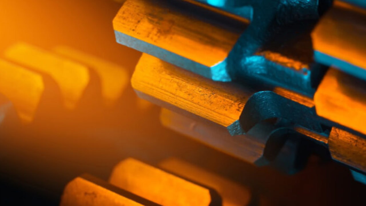 Российские металлурги повышают экспортные цены на стальные заготовки из за удорожания производства   Российские производители стальных полуфабрикатов начали повышать экспортные цены учитывая рост расходов на производство и логистику По данным аналитиков BigMint к концу января стоимость поставок заготовки с отгрузкой в порты Чёрного моря на март увеличилась на 5 6 и достигла 448 450 за тонну на условиях FOB Об этом сообщает Коммерсантъ На одном из ключевых рынков в Турции котировки также выросли примерно на 5 до 460 465 за тонну с учётом фрахта CFR Главным фактором подорожания эксперты называют рост стоимости металлолома применяемого при выпуске арматурного проката При этом активный импорт из стран СНГ и Азии ограничивает дальнейшее повышение цен и поддерживает конкуренцию Турецкие покупатели пока осторожничают высокие кредитные ставки сезонное замедление строительства и ограниченный спрос сдерживают заключение новых контрактов Большинство сделок по российской заготовке ведётся около 440 за тонну FOB На этой же отметке удерживается индикативная цена полуфабрикатов из стран СНГ 440 за тонну По данным Турецкого статистического института за январь ноябрь 2025 года Россия поставила в Турцию 901 25 тыс тонн стальной заготовки что составляет 23 1 импорта страны Китай нарастил поставки более чем вдвое до 832 83 тыс тонн а Малайзия увеличила объём на 35 до 817 85 тыс тонн Китайские котировки 440 445 за тонну FOB создают дополнительное давление на российские цены   Аналитики отмечают что рынок стальных полуфабрикатов остаётся крайне чувствительным к соотношению спроса и предложения По оценке НКР нынешнее удорожание носит преимущественно компенсаторный характер и вряд ли сформирует долгосрочный тренд Ожидается что рост цен продлится до середины 2026 года а во второй половине года возможна коррекция   В NEFT Research добавляют что даже рост мировых цен на слябы окажет лишь ограниченную поддержку российским металлургам внутренний спрос остаётся слабым кредиты дорогие а давление со стороны китайских поставок сохраняется При этом влияние мировых котировок постепенно смягчается локальными экономическими условиями что делает рынок всё более зависимым от внутренних факторов   Увидели интересную ситуацию на производстве или в логистике Делитесь новостями фото и видео с редакцией pgm editorial   новости industrialRussia