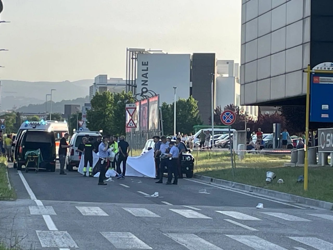 В Италии 14-летняя уроженка Молдовы погибла в ДТП Трагедия произошла в городе Толентино, в регионе Марке. Гражданка Молдовы, Джессика, переходила дорогу с другом по пешеходному переходу. В подростков врезался фургон местной муниципальной службы. Девочку отбросило почти на 20 метров, она скончалась на месте. Друг Джессики получил травмы и был госпитализирован — его здоровью ничто не угрожает. 40-летний водитель тоже был доставлен в больницу — на фоне шока он пережил паническую атаку. Власти города объявили 10 июля траурным днем — Джессика была участницей местного спортивного клуба и играла за волейбольную команду вместе со своей сестрой-близнецом.