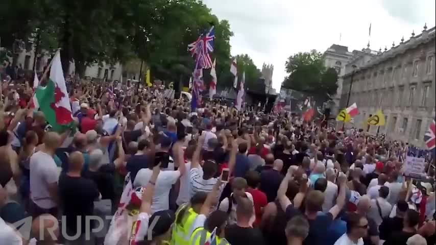 Массовые митинги в Лондоне: протест против миграции и контрдемонстрация против расизма