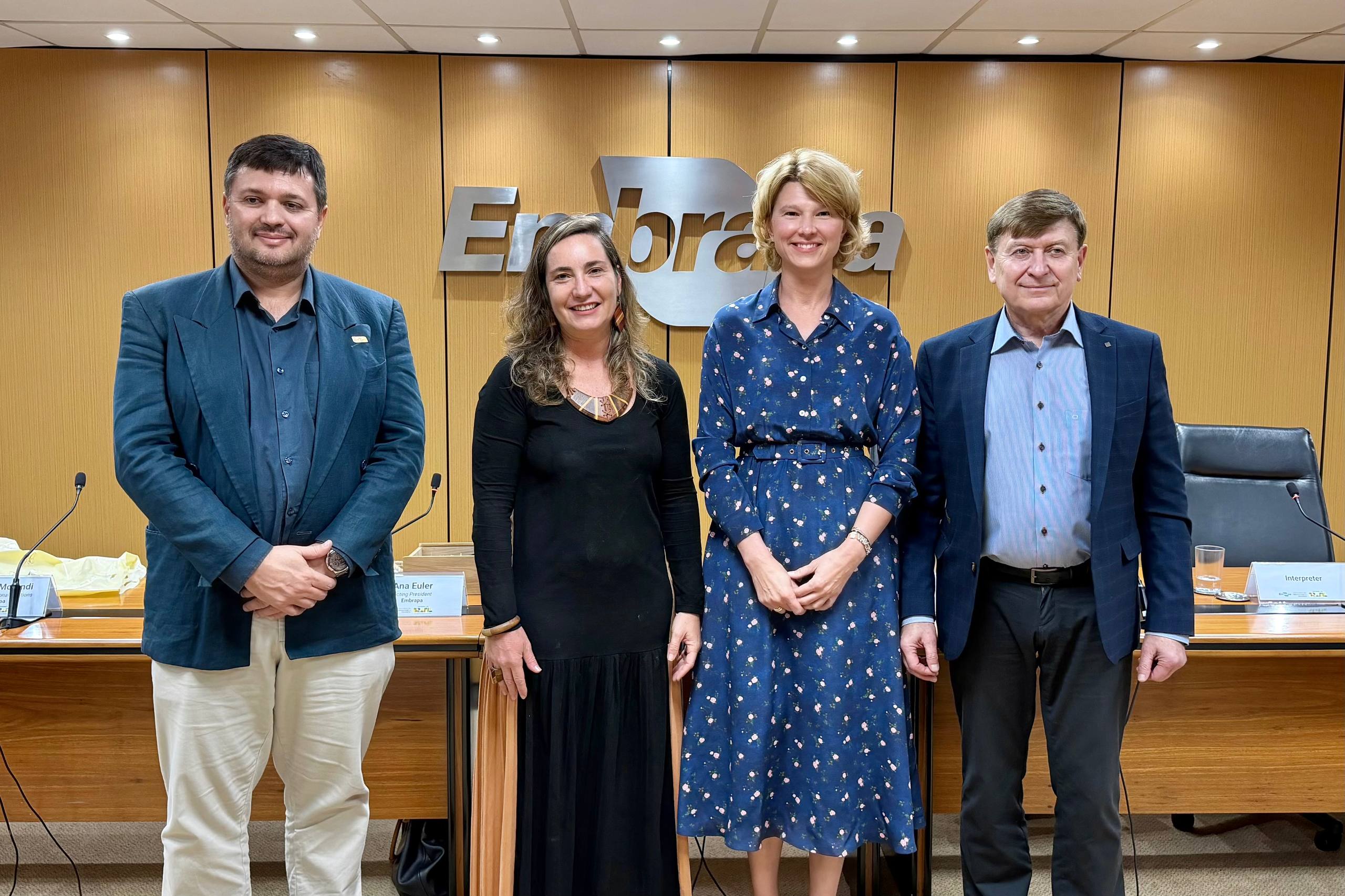 Россия и Бразилия развивают научно техническое взаимодействие в АПК В Бразилии состоялась встреча главы Минсельхоза России Оксаны Лут и и о Президента директора по инновациям бизнесу и трансферу технологий Embrapa Аны Ойлер Embrapa включает 40 исследовательских центров расположенных во всех климатических зонах Бразилии Компания занимается вопросами обеспечения продбеза повышения эффективности АПК и сохранения природных ресурсов Среди перспективных направлений сотрудничества   Обмен опытом в области селекции и семеноводства работа над созданием новых устойчивых сортов Россия обладает значительным потенциалом в этой сфере и активно развивает геномную селекцию биоинформатику и цифровизацию селекционных процессов   Реализация совместных программ в области генетики животных и птицы Это позволит использовать лучшие продуктивные качества локальных пород двух стран чтобы добиться наибольшей эффективности Сегодня в эпоху глобальных климатических вызовов и растущих требований к продовольственной безопасности объединение научно технических потенциалов России и Бразилии в сфере АПК приобретает стратегическую важность Наше партнерство может дать значительный синергетический эффект совместная работа ускорит селекцию обогатит генетику и выведет двусторонние отношения на новый уровень отметила Оксана Лут Также глава Минсельхоза ознакомилась с работой подразделения Embrapa где представлены коллекции генетических ресурсов растений животных и микроорганизмов   Минсельхоз России в MAX