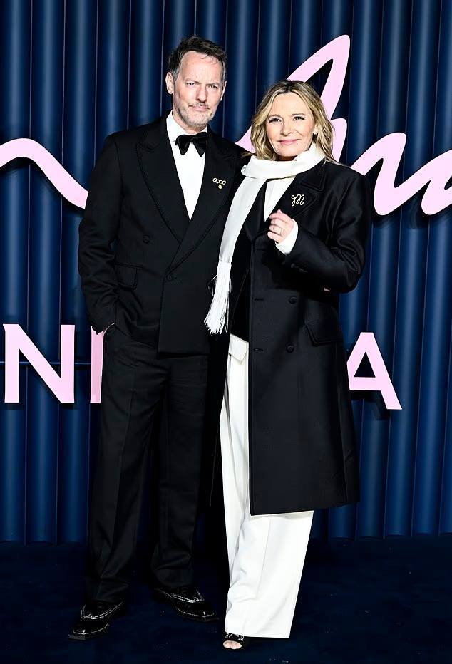 Звезда Секса в большом городе Ким Кэттролл вышла замуж 69 летняя актриса тайно обручилась со своим возлюбленным Расселом Томасом который моложе ее на 14 лет ВПШ