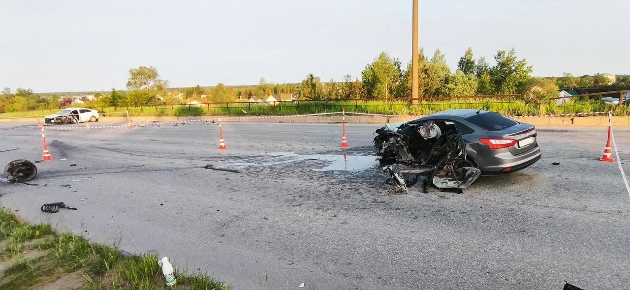 На Сырковском шоссе произошло смертельное ДТП  2 июня в 2 часа ночи в Великом Новгороде на Сырковском шоссе мужчина 1991 года рождения на автомобиле «Форд Фокус» по неустановленной причине выехал на полосу, предназначенную для встречного движения, и совершил столкновение с автомобилем «Лада Веста» под управлением мужчины 1991 года рождения.   В результате ДТП водитель автомобиля «Форд» в течение суток скончался в медицинском учреждении, а водитель «Лады» и пассажир «Форда», девушка 2005 года рождения, с различными травмами были доставлены бригадой скорой медицинской помощи в областную больницу.