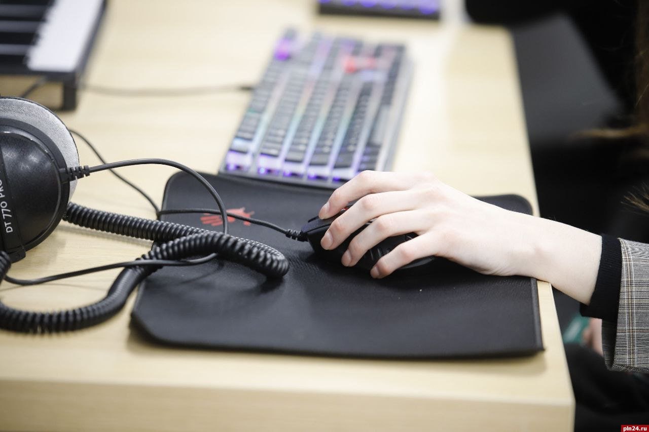 Псковичей раздражает недостаточная вовлеченность коллег на онлайн встречах исследование Цифровая экосистема МТС и входящая в нее платформа МТС Линк изучили как жители Северо Западного федерального округа относятся к рабочим онлайн встречам и выяснили что их раздражает в процессе деловых коммуникаций Главной проблемой стала недостаточная вовлеченность коллег на онлайн встречах и отсутствие общепринятых правил взаимодействия на онлайн совещаниях По данным проведённого исследования более 70 опрошенных в Псковской области и других северо западных регионах положительно оценили рабочие коммуникации в компании и их структурированность Однако 40 принявших участие в опросе отметили что из за отсутствия правил взаимодействия и нехватки координаторов возникают сложности при общении с коллегами К тому же в половине случаев трудности на рабочих встречах вызваны самими участниками многие сотрудники не сосредоточены и часто отвлекаются во время созвонов Практически половина опрошенных считают неуместными частые опоздания участников онлайн конференций и отсутствие вовлеченности в рабочие процессы 20 и 19 соответственно 17 респондентов на Северо Западе раздражаются когда коллеги едят и курят во время звонков А 10 пребывают в ступоре из за отсутствия включенных камер Наиболее частым источником раздражения во время переписки в мессенджерах стало длительное ожидание ответа от коллег 35 На втором месте проблема связанная с несвоевременным чтением сообщений 29 Тройку раздражительных факторов замкнула сложность поиска нужных материалов в общих чатах среди больших объемов информации 18