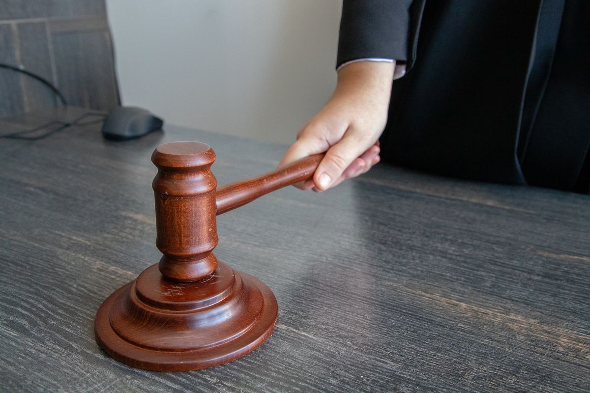 Суд отказал воронежскому алюминиевому магнату Арапову в иске к Солодову на 1,85 млрд рублей Арбитражный суд Москвы отказал ООО «АЛ5 Холдинг» Леонида Арапова в обеспечительных мерах по иску на почти 1,85 млрд рублей к Сергею Солодову и ООО «АЛ5 Инвест». Леонид Арапов просил суд наложить арест на средства Солодова и «АЛ5 Инвест», а также запретить ему отчуждение имущества и проведение регистрационных действий в отношении ряда компаний, связанных с холдингом. По мнению Арапова, отсутствие таких мер может нанести ему значительный ущерб. ↗ Прислать новость Подписаться