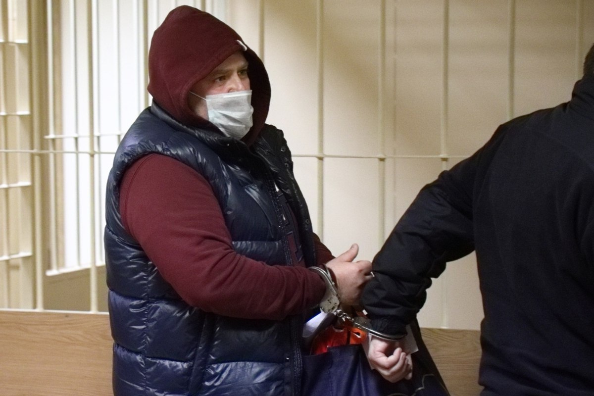 Дело в отношении экс замглавы комтранса Рената Ягудина поступило в суд Смольнинский районный суд Петербурга зарегистрировал материалы уголовного дела в отношении бывшего заместителя председателя комитета по транспорту Рената Ягудина обратил внимание ЗАКС Ру Дата заседания еще не назначена Рассматривать дело будет судья Мария Щеглова Ягудина будут судить за получение взятки в особо крупном размере ч 6 ст 290 УК 2 5 млн рублей Также по делу проходит Павел Стадник которому вменяют посредничество во взяточничестве ч 4 ст 291 1 УК Ягудин за взятку якобы как представитель комтранса должен был оказать содействие в заключении государственных контрактов на поставку элементов транспортной инфраструктуры Силовики задержали его в октябре 2024 года Во время встречи с представителями правоохранительных органов он пытался выкинуть деньги в окно автомобиля При обыске в квартире экс чиновника нашли около 30 млн рублей и дорогие украшения