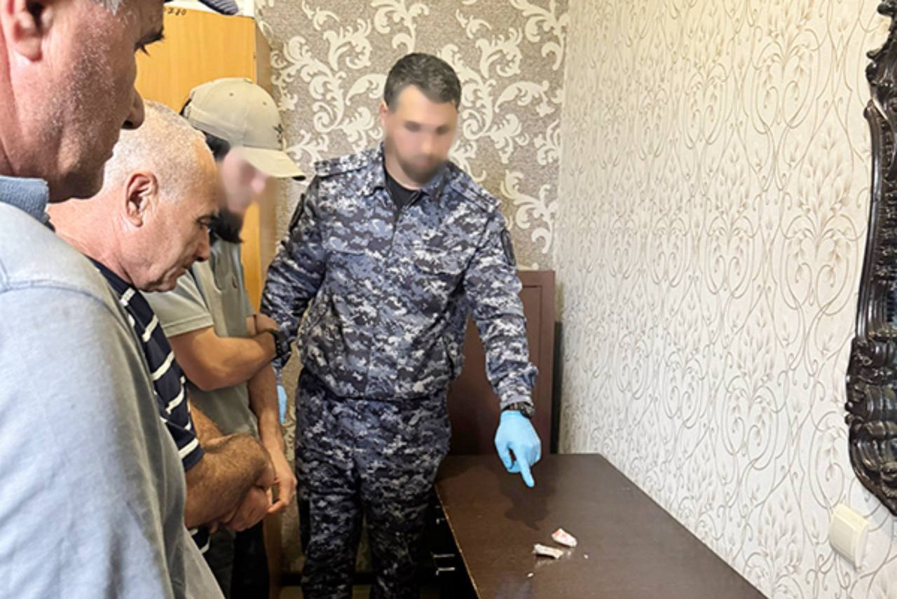 В исправительной колонии № 2 Махачкалы пресекли попытку проноса наркотиков на территорию учреждения. Во время досмотра гражданина, пришедшего на кратковременное свидание к заключенному, были обнаружены два замотанных скотчем свертка, скрытые в подкладке нижнего белья. При их вскрытии нашли 12 капсул с сильнодействующим веществом, предположительно «Прегабалином», а также «Каннабис» общим весом 1,87 грамма. ГТРК «Дагестан» www.gtrkdagestan.ru RUTUBE SMOTRIM